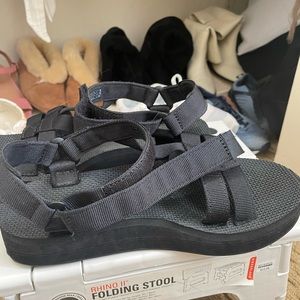 Pre-loved Women’s Teva Mid-form universal sandal, black s 7